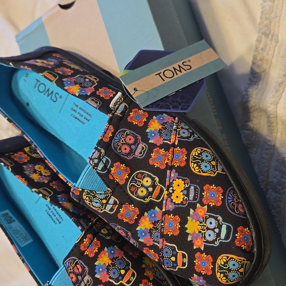 TOMS Women's Black Multicolor Sugar Skull Flats Shoes 7 Glow In Dark New In Box - Picture 2 of 3